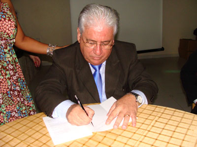 Rímoli autografa livro escrito pelo amigo e ex-funcionário Rômulo Wendell -