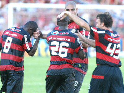 Jogadores do Flamengo comemoram o segundo gol diante do Náutico -