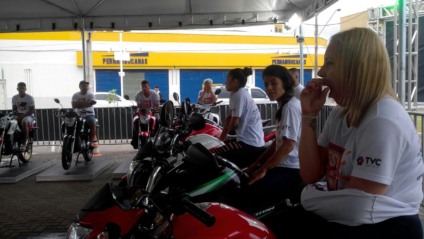 Competidora boceja, cansada e com sono, sobre moto do reality - Nayara Lima/JPNews
