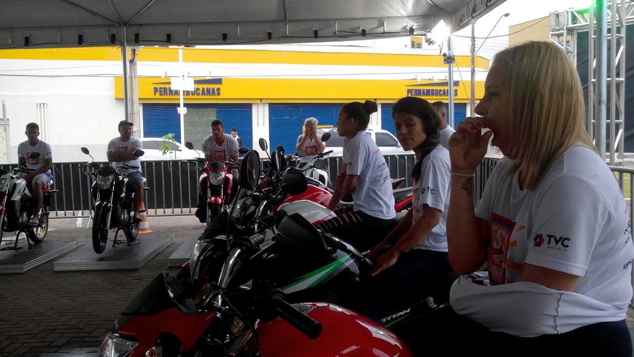 Competidora boceja, cansada e com sono, sobre moto do reality - Nayara Lima/JPNews