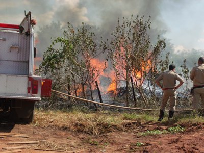 Bombeiros levaram uma hora para controlar as chamas -