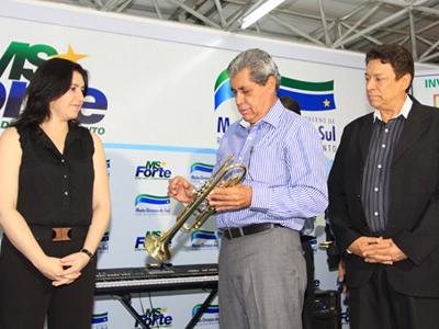 O governador André Puccinelli participou na tarde de ontem da solenidade de entrega de 148 instrumentos musicais -