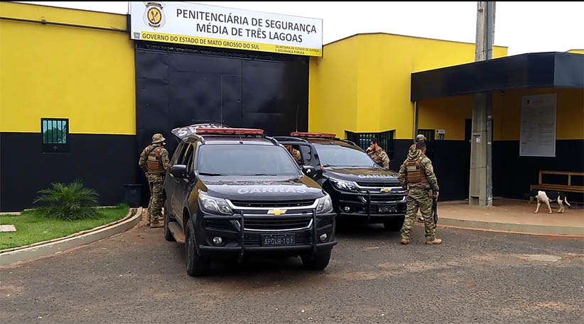 Reportagem do Jornal do Povo flagrou o momento em que o Garras cumpriu mandados de prisão e transferência - André Barbosa/JPNEWS Reportagem do Jornal do Povo flagrou o momento em que o Garras cumpriu mandados de prisão e transferência - André Barbosa/JPNEWS