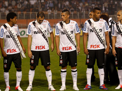Corintianos receberam as faixas de campeão da Libertadores, quarta, antes da partida -