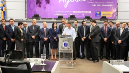 Assinatura que garante a efetividade da lei foi feita ontem, na Câmara Municipal; texto foi publicado no Diogrande desta sexta-feira - DAVID MAJELLA/PMCG
