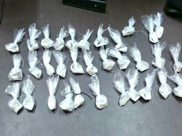 Em posse do menor estava seis papelotes de maconha e 82 trouxinhas de crack e cocaína, - Foto/Reprodução