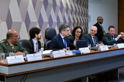 O senador Alessandro Vieira (3º à esq.), conduz audiência pública na Comissão de Constituição e Justiça sobre o PL das Armas - Foto: Geraldo Magela/Agência Senado