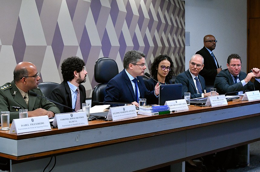 O senador Alessandro Vieira (3º à esq.), conduz audiência pública na Comissão de Constituição e Justiça sobre o PL das Armas - Foto: Geraldo Magela/Agência Senado O senador Alessandro Vieira (3º à esq.), conduz audiência pública na Comissão de Constituição e Justiça sobre o PL das Armas - Foto: Geraldo Magela/Agência Senado