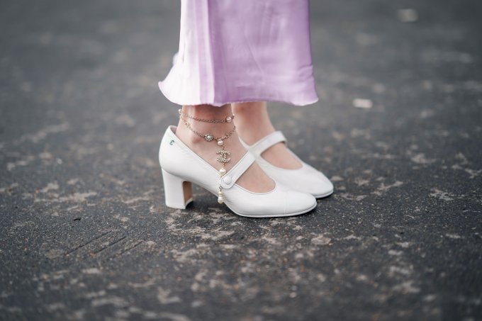 A sandália Mary Jane voltou repaginada; saiba como usar A sandália Mary Jane voltou repaginada; saiba como usar