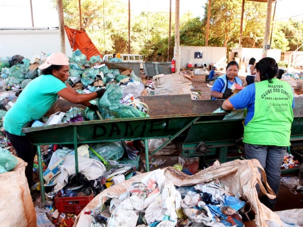 Cooperativa de materiais recicláveis é encarregada pela separação e destinação desse tipo de lixo - Arquivo/JP