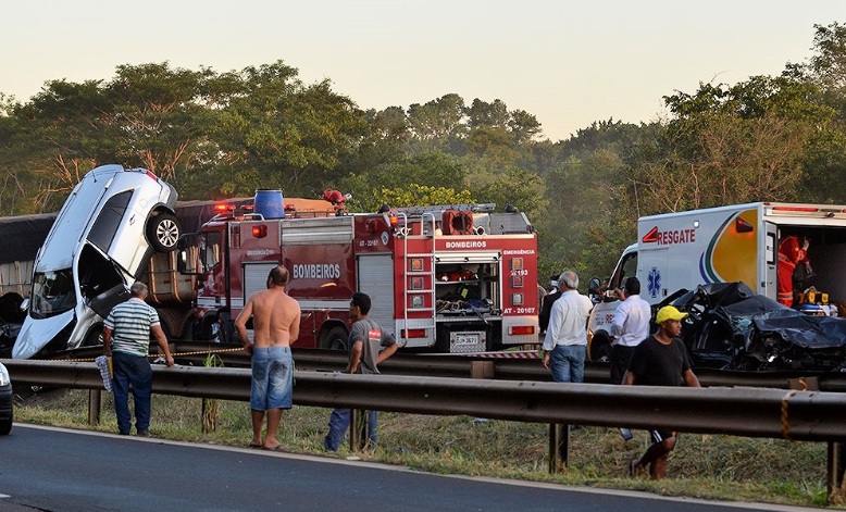 Carros foram destruídos e várias pessoas ficaram feridas - Dayse Maria/Folha da Região