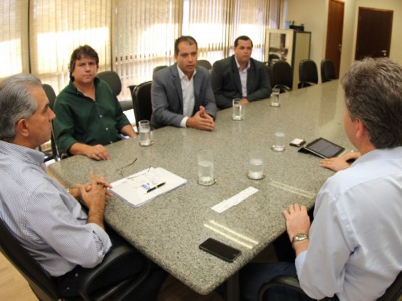 Pedro Caravina durante reunião com o governador Reinaldo Azambuja - Ilustração