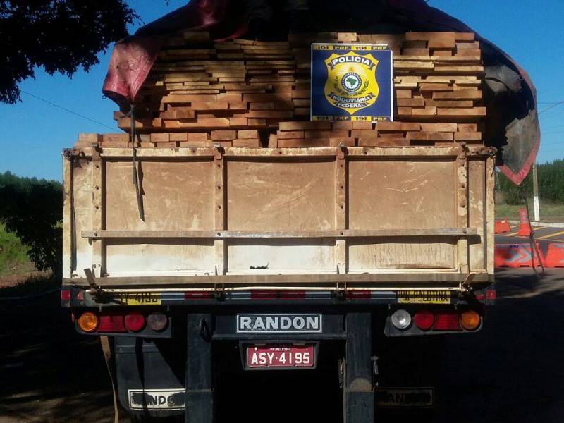 Veículo transportava madeira acima do limite permitido - Divulgação/PRF