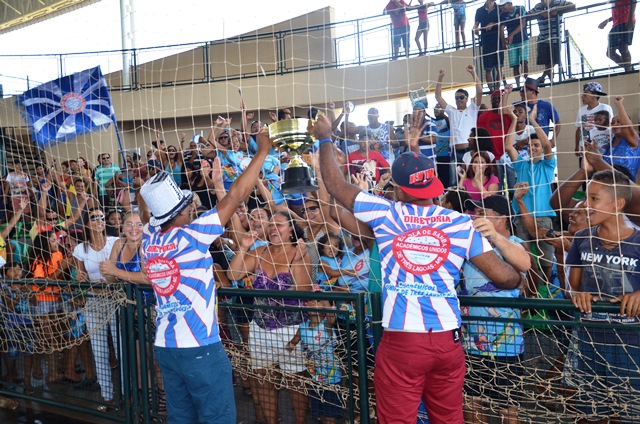 Componentes da escola comemoram resultado do desfile  - Cláudio Pereira 