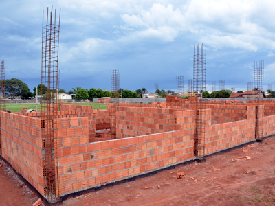 Prédio em construção em frente ao Detran -