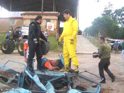 Robson, de macacão amarelo -