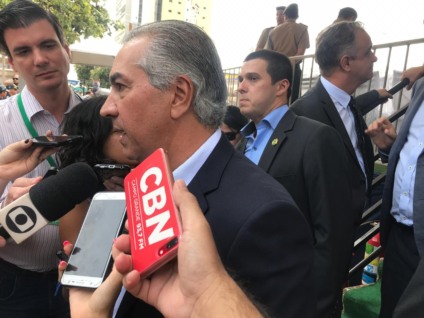 Reinaldo Azambuja (PSDB) esteve presente para prestigiar o desfile de aniversário da Capital - Israel Espíndola/CBN