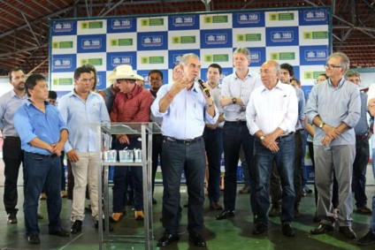 Reinaldo Azambuja durante a entrega de máquinas agrícolas a prefeituras da região - Danielle Leduc/JPNews