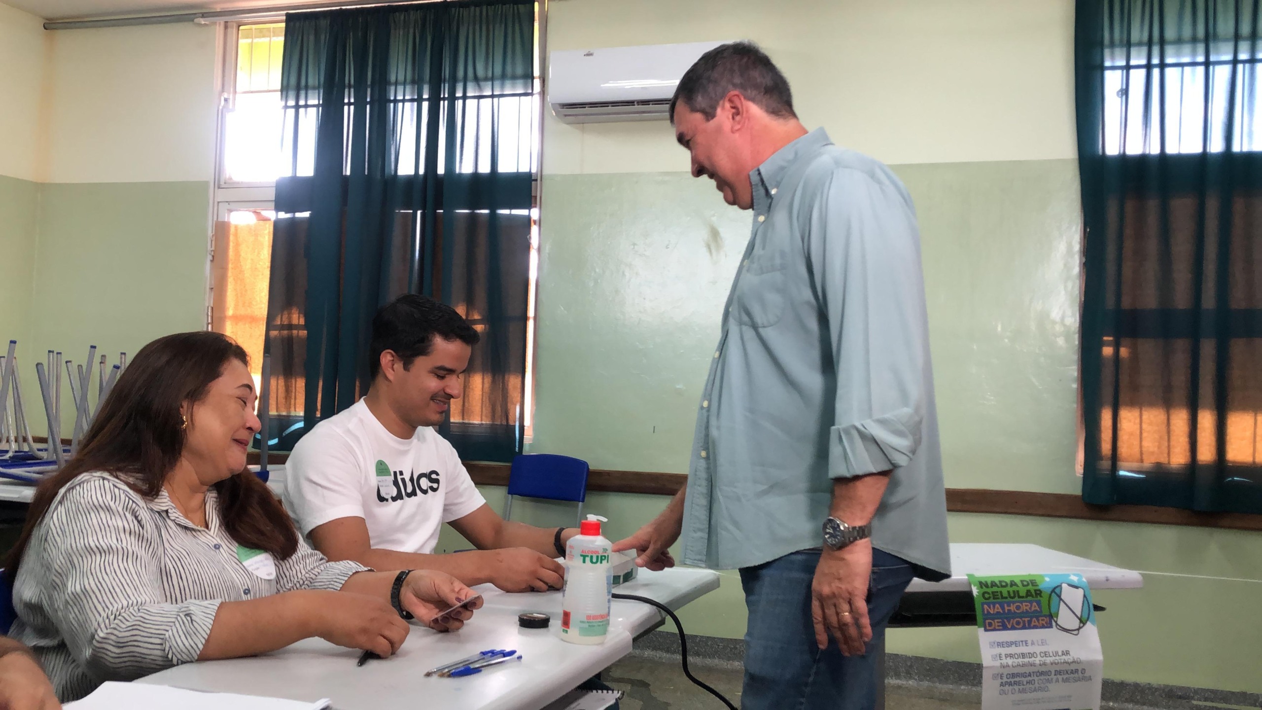 Governador Eduardo Riedel compareceu ao local de votação às 7h30. 