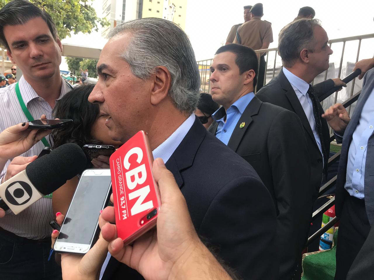 Reinaldo Azambuja (PSDB) esteve presente para prestigiar o desfile de aniversário da Capital - Israel Espíndola/CBN