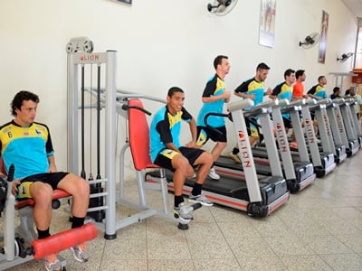Técnico Marçal observa o treinamento dos jogadores -