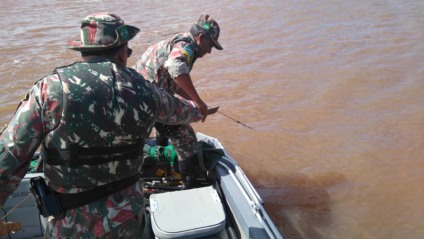 Policiais retiram redes instaladas por pescadores em rio de Mato Grosso do Sul - Divulgação/PMA