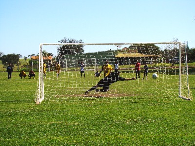 Água Clara (amarelo) acerta mais um pênalti: vitória de 7 a 6 nas penalidades -