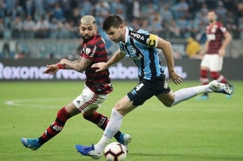 Os 51.406 torcedores presentes na Arena do Grêmio viram uma partida muito movimentada - Divulgação/Agência Brasil