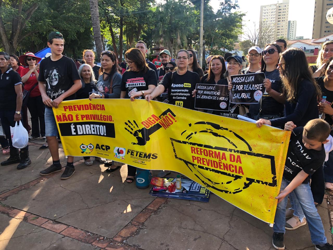 Manifestantes começam a se reunir em praça no centro da Capital - Foto: Israel Espíndola/CBN