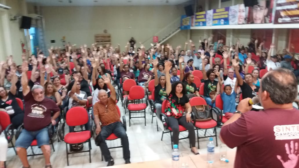 Ameaça de greve dos administrativos da educação estadual foi aprovada na noite desta sexta-feira durante assembleia - Divulgação