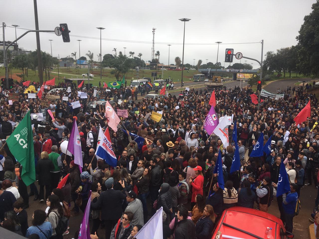 Com palavras de ordem e cartazes, estudantes e professores participam de greve contra cortes na educação - Foto: Reprodução ouvinte