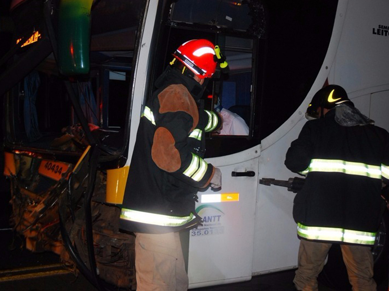 Corpo de Bombeiros foi acionado para remover a vítima das ferragens - Divulgação/Da Hora Bataguassu