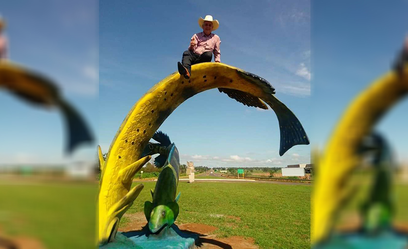 E não é que o prefeito subiu nas esculturas de um dos peixes que foi construído a via de acesso ao balneário - Divulgação