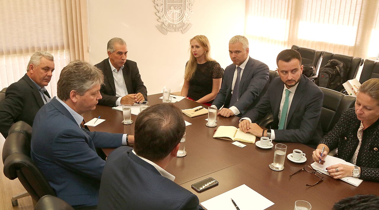 Guerreiro (à esq.), durante reunião com Azambuja e russos, em Campo Grande - Imagem cedida