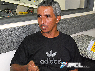 O professor Adílson treina cerca de 60 crianças -