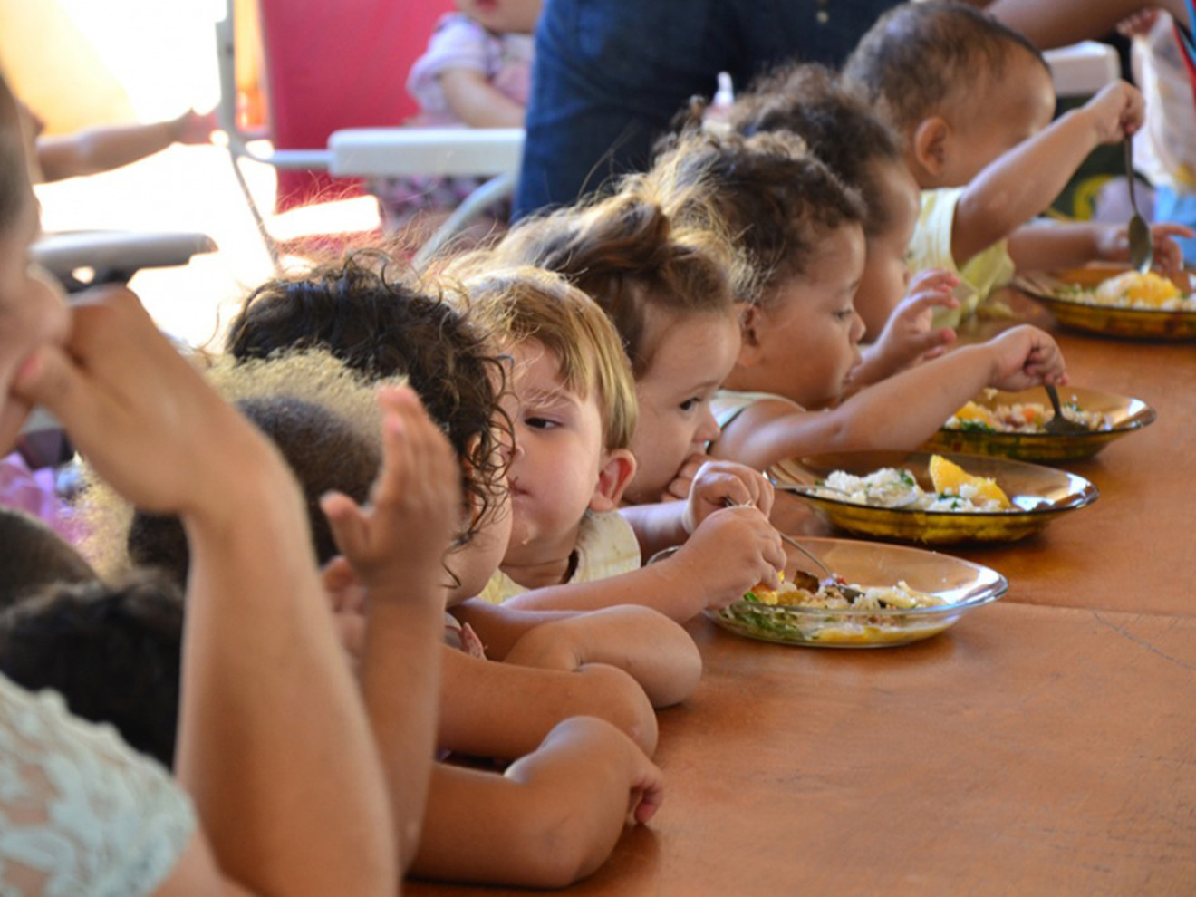 Crianças recebem alimentação e cuidados nos centros infantis - Divulgação/Secom
