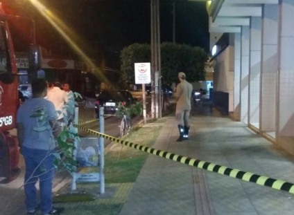 Bombeiros vistoriaram a estrutura da agência bancária - Claudio Junior