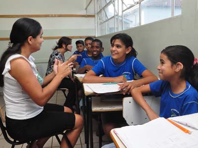 Alunos com deficiência auditva durante aula na escola Afonso Pena -