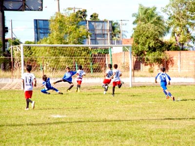 Garotos terão que ter boas notas na escola para continuar jogando futebol na escolinha -