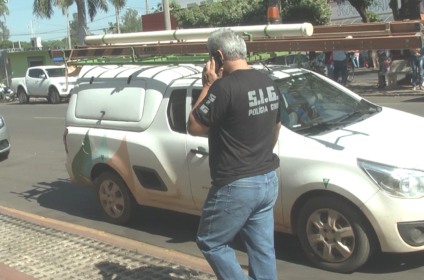 Delegado Ailton fala ao celular, durante apuração de denúncia - Hugo Leal/JPNEWS