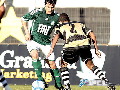 Kleber (esq.) está inscrito na CBF e deve jogar -