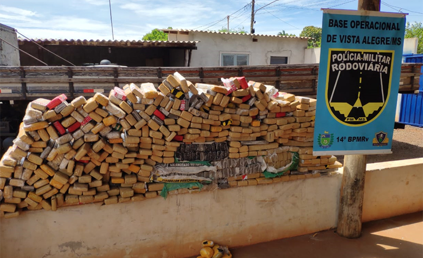 Policiais encontraram em um fundo falso 437,9 Kg de maconha e 2,7 Kg de haxixe - Divulgação/BPMRv