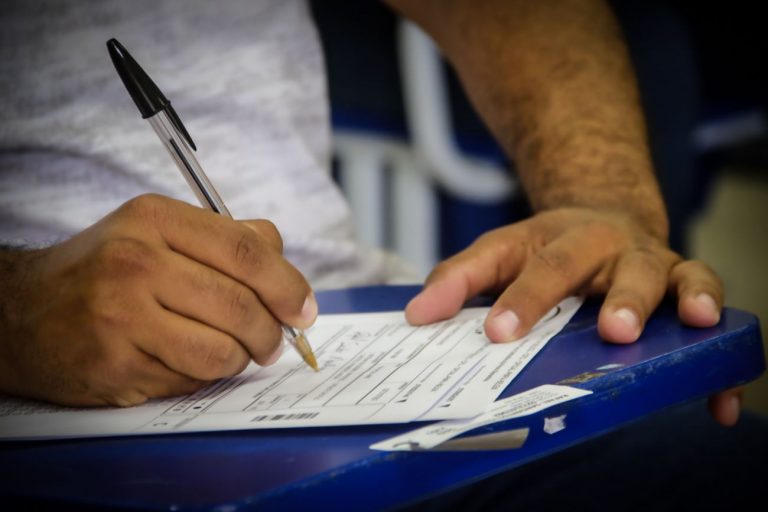 Milhares de candidatos farão provas neste domingo