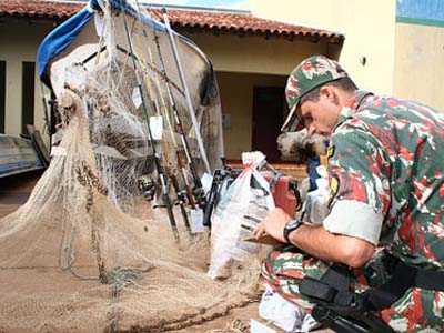 Foram apreendidos 47 redes de pesca, na piracema anterior 145; 37 molinetes, em 2010 foram 92 -