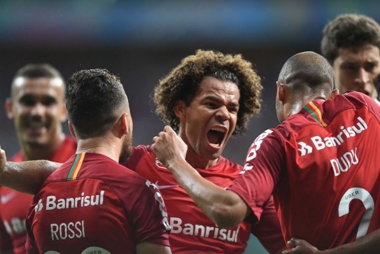 Jogadores do Inter comemoram gol na vitória por 1 a 0 sobre o Bahia, na rodada da quarta-feira - Divulgação Jogadores do Inter comemoram gol na vitória por 1 a 0 sobre o Bahia, na rodada da quarta-feira - Divulgação