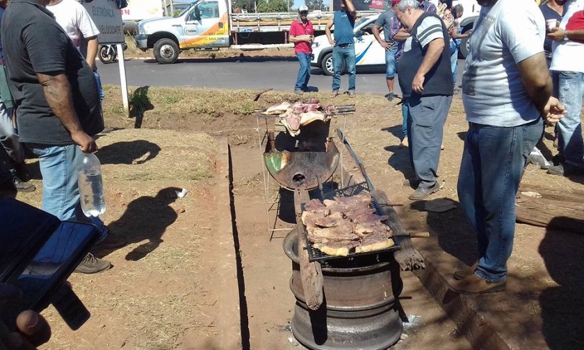 Mais de 300 caminhoneiros aderiram à paralisação contra o aumento do diesel e, como forma de protesto, um grupo da categoria fez até churrasco no meio da rodovia. - José Cardoso/Cultura FM