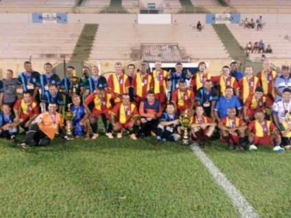 À esquerda, atletas do Vesandre – que ergueram a taça – e atletas da Construtora Daniel, segunda colocada - Divulgação 