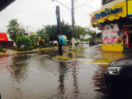 Na avenida Capitão Olyntho Mancini, a água quase invadiu a calçada de uma farmácia  - Elias Dias/JP