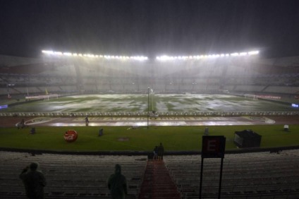 Além das poças d’água que se espalharam pelo campo, as ruas que dão acesso ao estádio ficaram alagadas e não permitiram a chegada da torcida ao local - Gazeta Esportiva