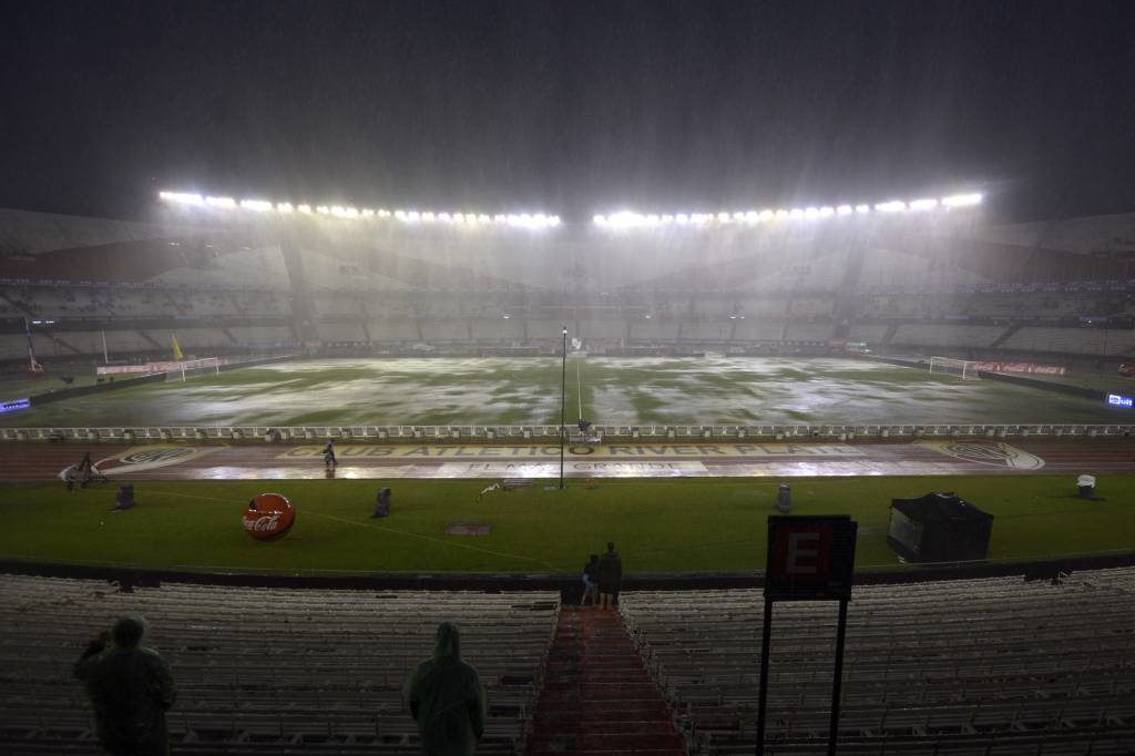 Além das poças d’água que se espalharam pelo campo, as ruas que dão acesso ao estádio ficaram alagadas e não permitiram a chegada da torcida ao local - Gazeta Esportiva